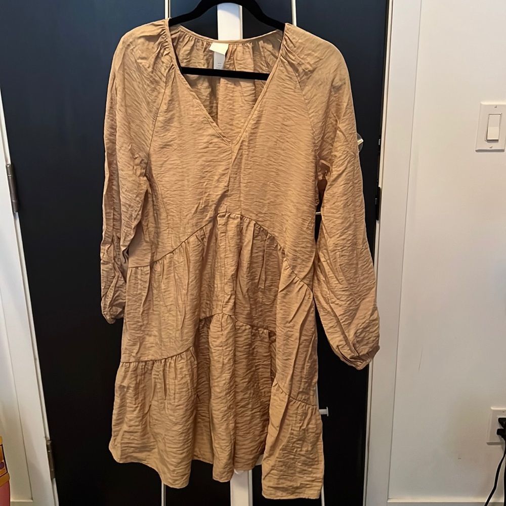 H&M tiered tan mini dress - small. Only worn once!